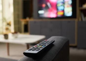 É melhor desligar a televisão da tomada ou deixá-la no modo standby?