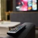 É melhor desligar a televisão da tomada ou deixá-la no modo standby?