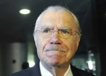 Ex-presidente José Sarney é internado com pneumonia aos 96 anos