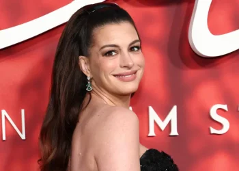 Grávida do terceiro filho, Anne Hathaway brilha na estreia de “Verity”