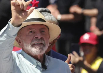 Lula diz que dívida pública preocupa, mas reservas evitam