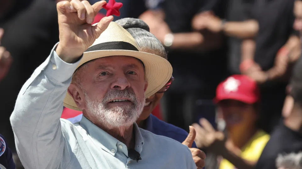 Lula diz que dívida pública preocupa, mas reservas evitam