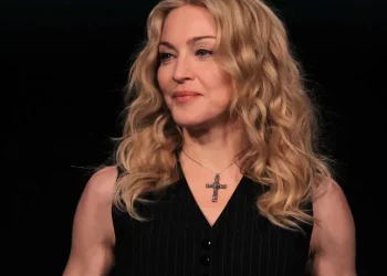Madonna é eleita artista do ano no VMA e relembra performance de 1984