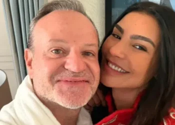 Menos de um mês após assumir namoro, Rubens Barrichello anuncia término com Cíntia Chagas