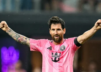 Messi faz o 930º gol e reduz distância para Cristiano Ronaldo