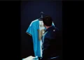 Messi mostra camisa especial para jogo de despedida da Argentina