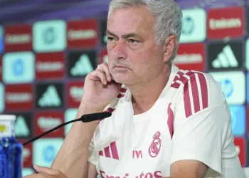 Mourinho ironiza Barça e Atlético e pede folga à imprensa