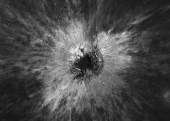 NASA descobre cratera de 222 metros formada por impacto raro na Lua
