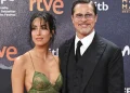 Namorada de Brad Pitt rouba a cena com vestido transparente em festival