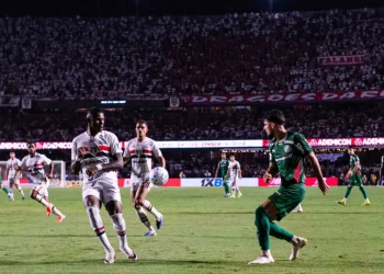 Palmeiras e São Paulo se encaram com atenção dividida entre Brasileirão e torneios continentais