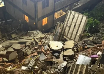 Prédio de três andares desaba na zona sul do Rio