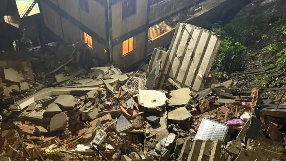 Prédio de três andares desaba na zona sul do Rio