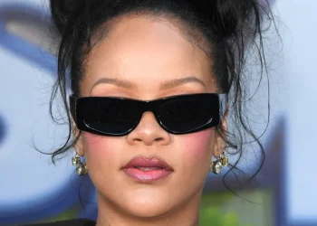 Rihanna chama atenção em Paris após show de Céline Dion