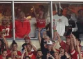Taylor Swift exibe aliança e comemora touchdown de Travis Kelce