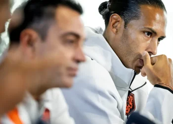 Van Dijk rebate críticas após Copa e nega ter mudado esquema da Holanda