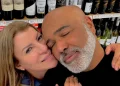 Viúva de Rick soube da morte do cantor pela web ao chegar ao Brasil