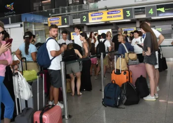 Vulcão Etna entra em atividade e aeroporto de Catânia suspende chegadas