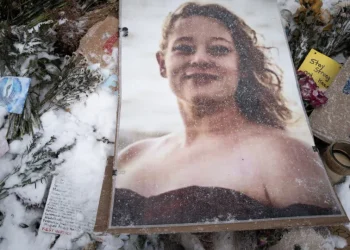 Família de mulher morta por agente do ICE processa governo dos EUA