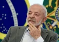 Lula diz que governo discute com BC proibição a cartão de crédito extra para a clientes