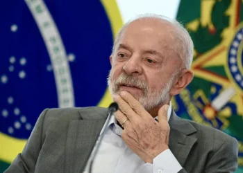 Lula diz que governo discute com BC proibição a cartão de crédito extra para a clientes