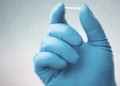 Entidades médicas pedem à Anvisa proibição de chips da beleza