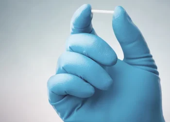 Entidades médicas pedem à Anvisa proibição de chips da beleza