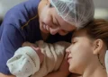 Nasce Isabela, primeira filha de Mari Fernandez e Júlia Ribeiro