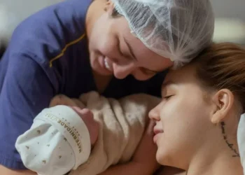 Nasce Isabela, primeira filha de Mari Fernandez e Júlia Ribeiro
