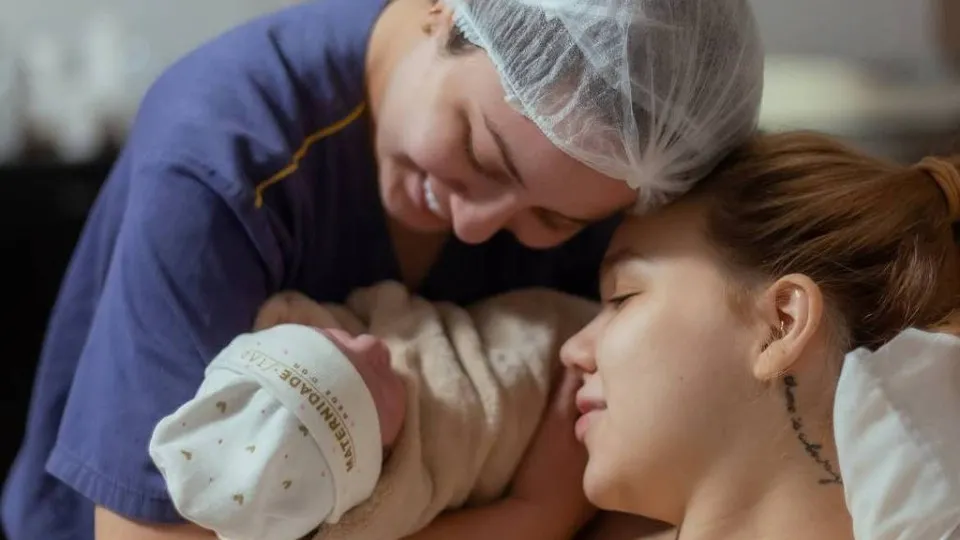 Nasce Isabela, primeira filha de Mari Fernandez e Júlia Ribeiro