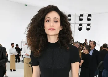 Sinto que foi o trabalho mais significativo que fiz até agora, diz Emmy Rossum sobre
