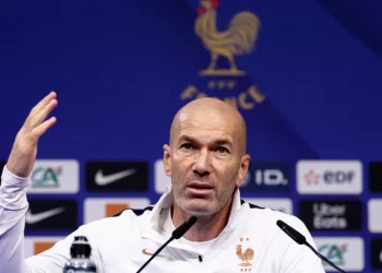 Zidane fala no meio da