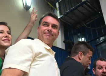 Flávio Bolsonaro diz confiar em