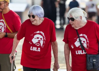 Lula lidera no exterior em Milão, Berlim e China; Flávio fica em segundo