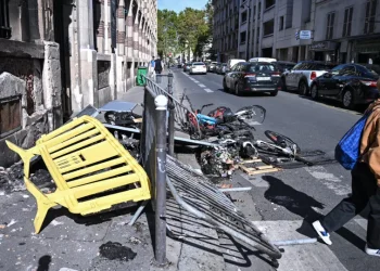 Após danos, governo francês quer obrigar manifestantes a pagar reparos