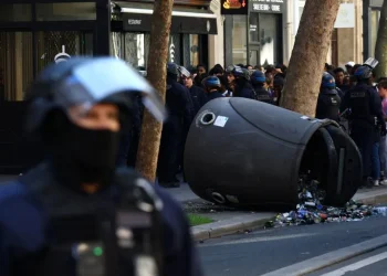 Jovem de 15 anos perde a mão em explosão durante protestos em França