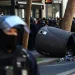 Jovem de 15 anos perde a mão em explosão durante protestos em França