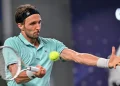 Medvedev é desclassificado após dar bolada em espectador, e Djokovic avança à final na China