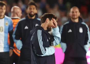 Messi dá adeus à Argentina sob lágrimas e festa no Monumental