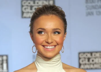 Filha de Hayden Panettiere aparece em audiência após morte da atriz