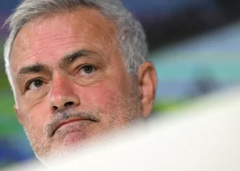 Mourinho se irrita com imprensa e sai em defesa de Mbappé:
