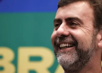 Freixo diz que turismo bateu recordes com Lula, e que Flávio quer privatizar praias