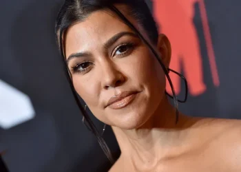 Kourtney Kardashian reage após Jennifer Lawrence chamá-la de irritante