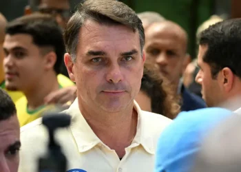 Flávio diz que o pai colocará a faixa presidencial nele no dia da posse