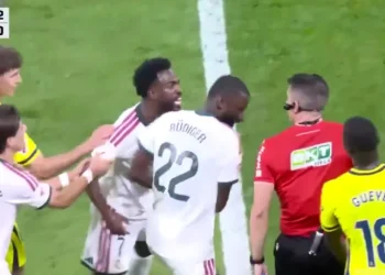 Vini Jr. marca, vê gol anulado e é expulso. Mourinho reagiu desta forma