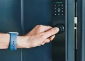 Os 5 motivos para instalar uma fechadura inteligente na sua casa