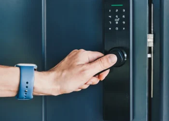 Os 5 motivos para instalar uma fechadura inteligente na sua casa