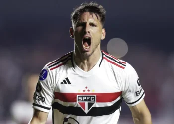 Lucas volta, Calleri marca dois e São Paulo derrota o Vitória no Morumbis