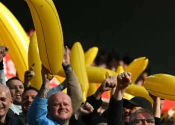 Liverpool-Manchester City foi invadido por bananas. Qual a explicação?