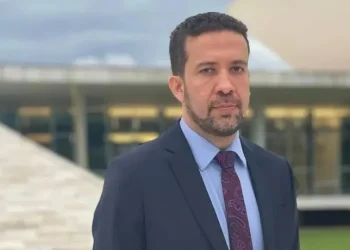 Após denúncia de Flávio, TSE não acha fake news em canal de Janones