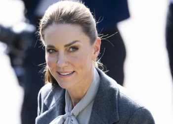 Kate Middleton e a princesa Charlotte são filmadas no metrô de Londres, no Reino Unido